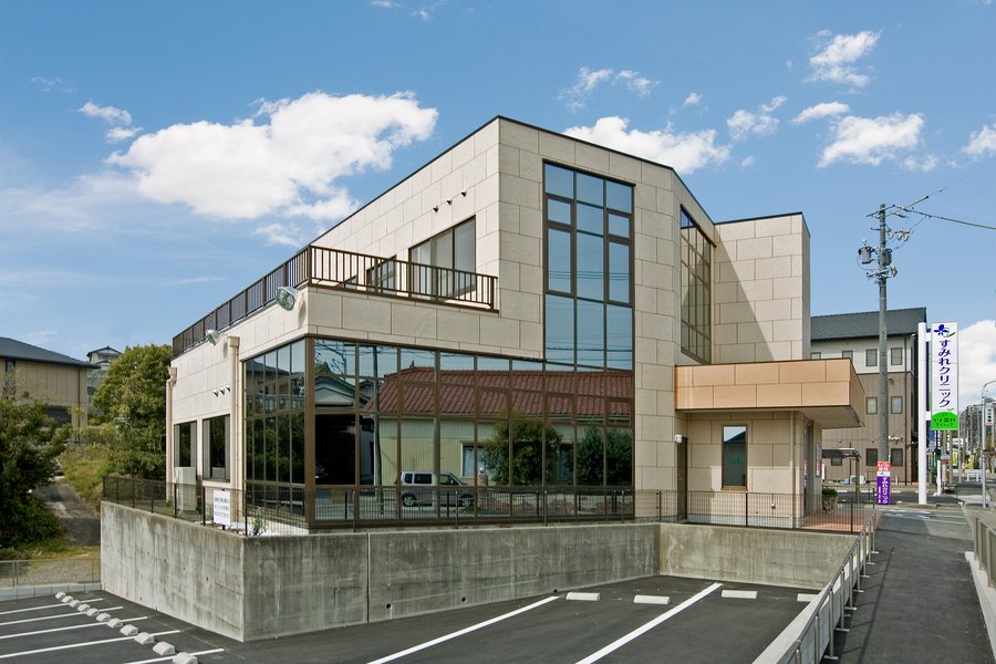 駐車場と建物全景